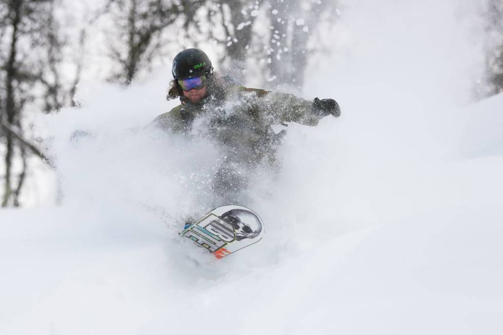 JUSTERING: Hvordan du justerer bindingen, har også med hvordan du skal kjøre på snowboard. Foto: Håvard Nesbø Snowboard binding