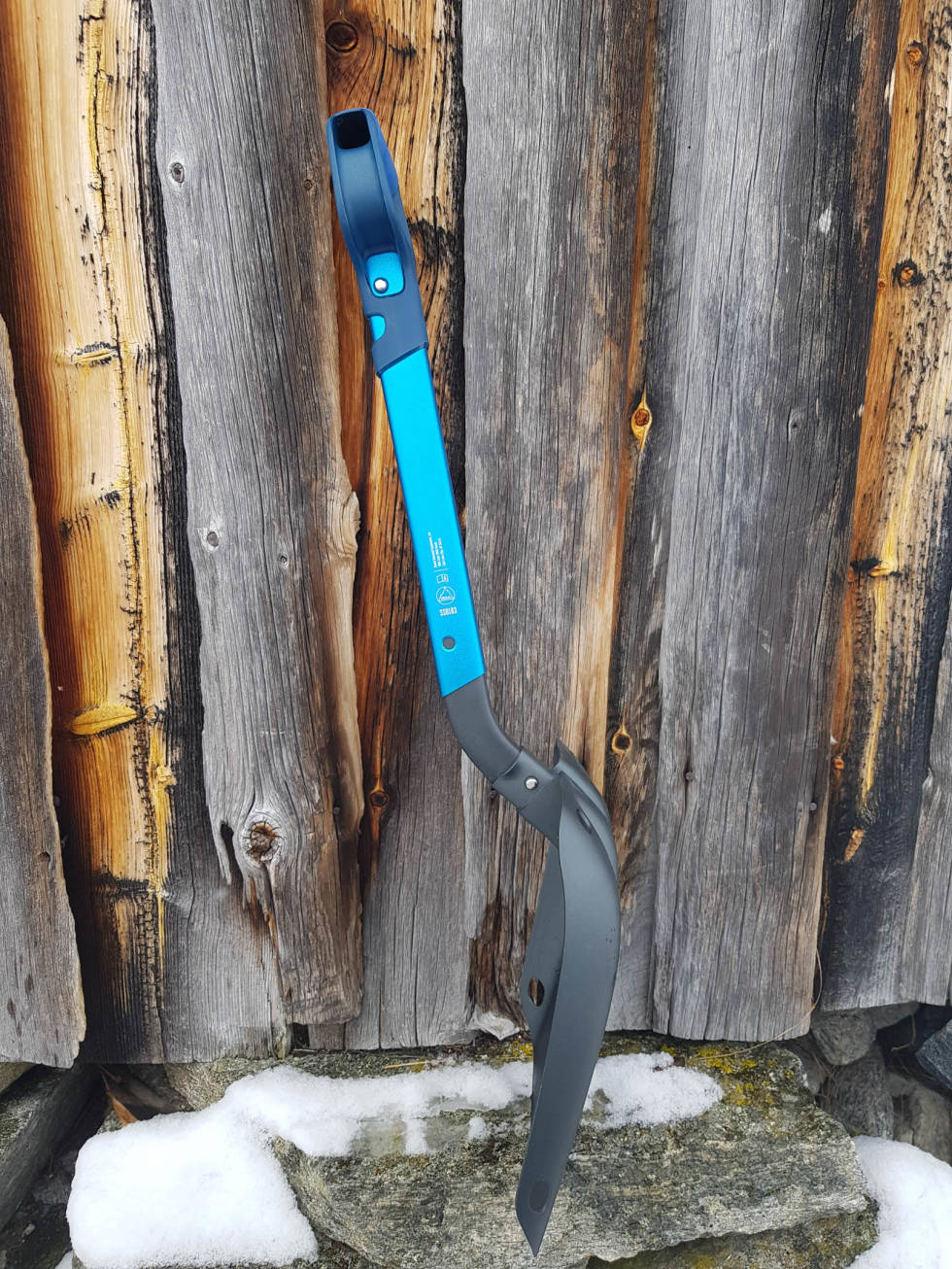 Black Diamond Evac 7 har J-formet skaft som gir en annen vinkel mellom skaft og blad enn de andre spadene vi har testet. Foto: Christer Lundberg Nes Black Diamond Evac 7