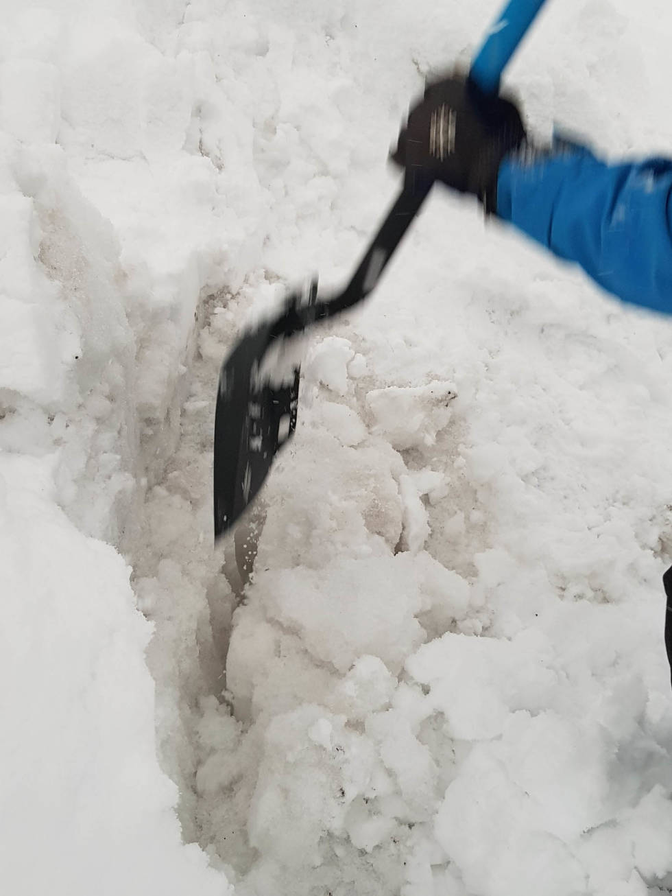 Når en ikke er vant til vinkelen mellom blad og skaft vil det under kutting av blokker i hard snø være nødvendig å se på bladet mens en jobber for å få det til å treffe slik en ønsker. Foto: Christer Lundberg Nes Black Diamond Evac 7