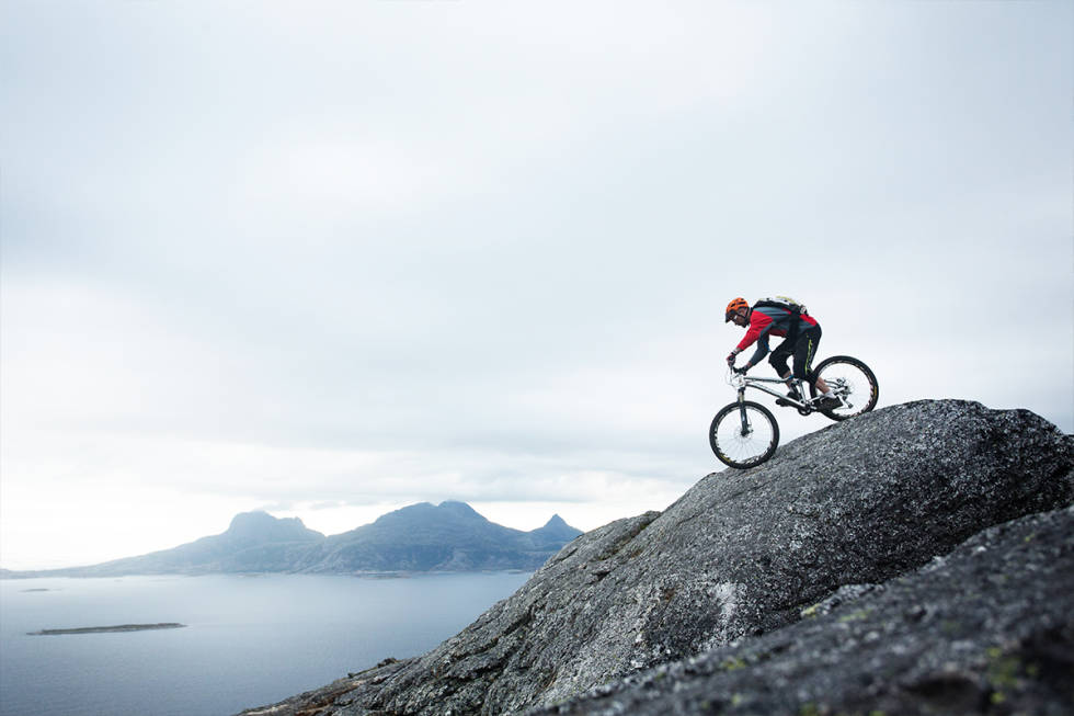 FRAMPÅ: Andreas Klette tester grepet på svabergene høyt over havet ved Bodø. Foto: Kristoffer H. Kippernes Bodø