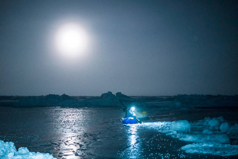 TYNN IS: Ousland sier han er overrasket over hvor tynn isen var da de startet. Foto: Børge Ousland På vei over isen