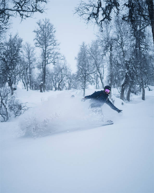 Skogskjøring på uberørt snø i en bortgjemt dal i Sogndal kommune. Foto: Brynjar Tvedt Snowboarder: Ingeborg Djupevåg Sogndal