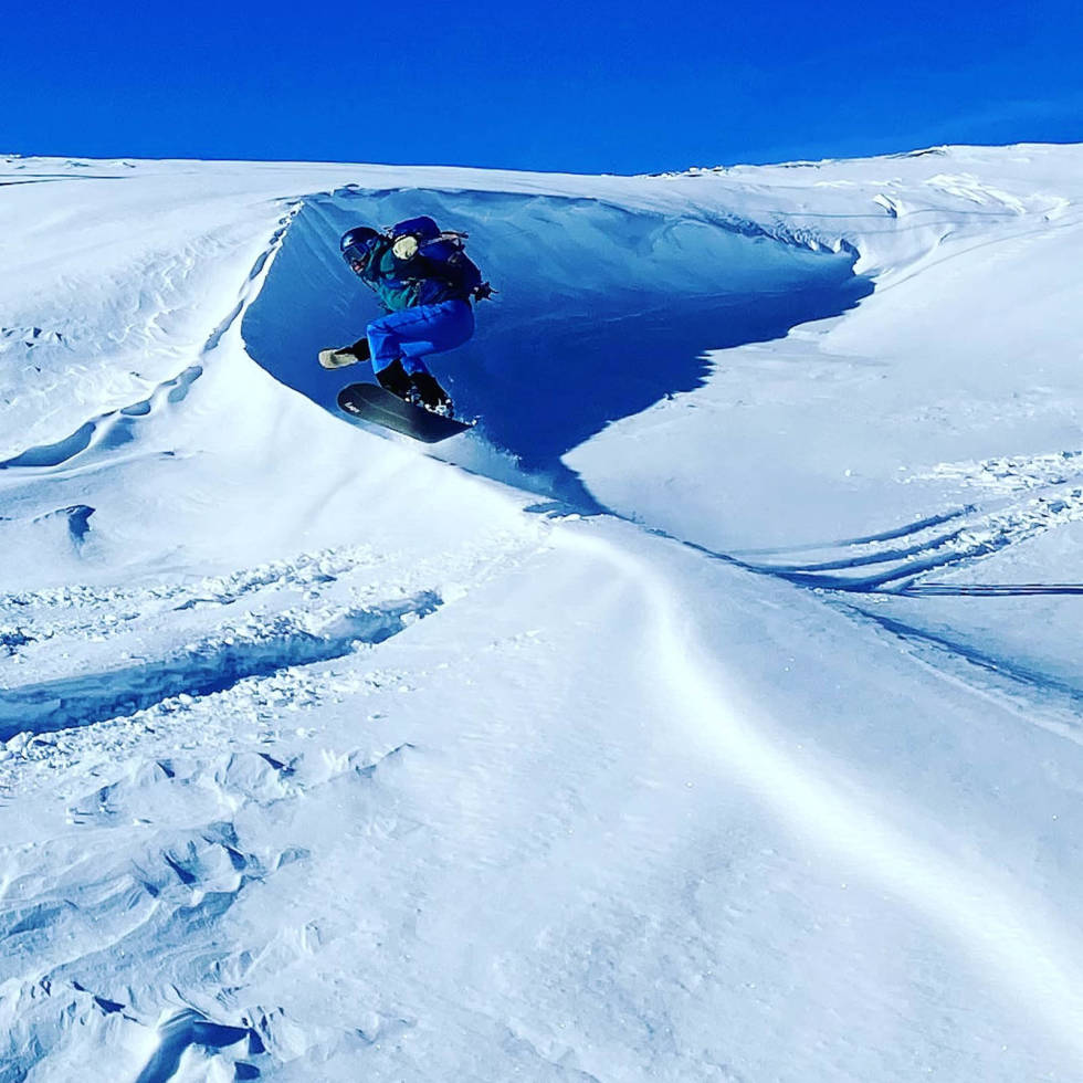 Bluebird på Bjorli søndag 07.03, etter et pudderdump på nærmere halvmeteren. Fotograf Thore Jacob Stavang, splitboarder Cathrine Fjordbakk. Bjorli