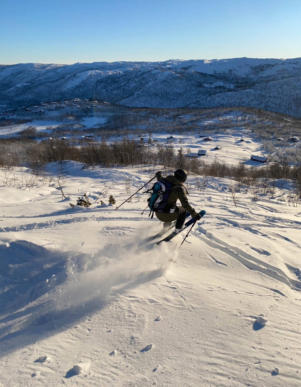 Bilde tatt i dag (søndag 21.02.2021) på vei ned fra topptur til Eimehæe mellom Geilo og Ustaoset. Såballie heter akkurat denne plassen. Bilde er tatt av meg (@ceciliebirkelid) og min toppturpartner (@thea.tingstad) er fotografert i full fart ned lia. Foto: Cecilie Birkelid Geilo