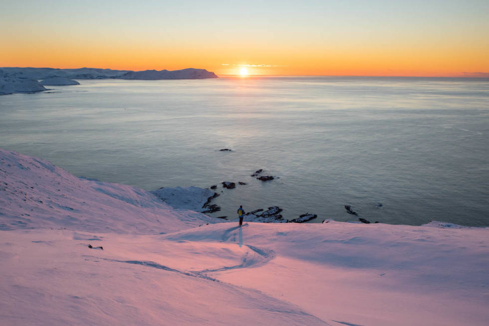 Bilete er tatt på den ubefolka øya Skorpa utanfor Herøy. Ein kort båttur frå Fosnavåg, og vipps så har ein hav på alle kantar. Solnedgong i Stadthavet og Sunnmørsalpane som bakteppe. Sjeldan så myke snøv. Ein tur for den store minneboka! Foto: Christian Remøy Sunnmøre