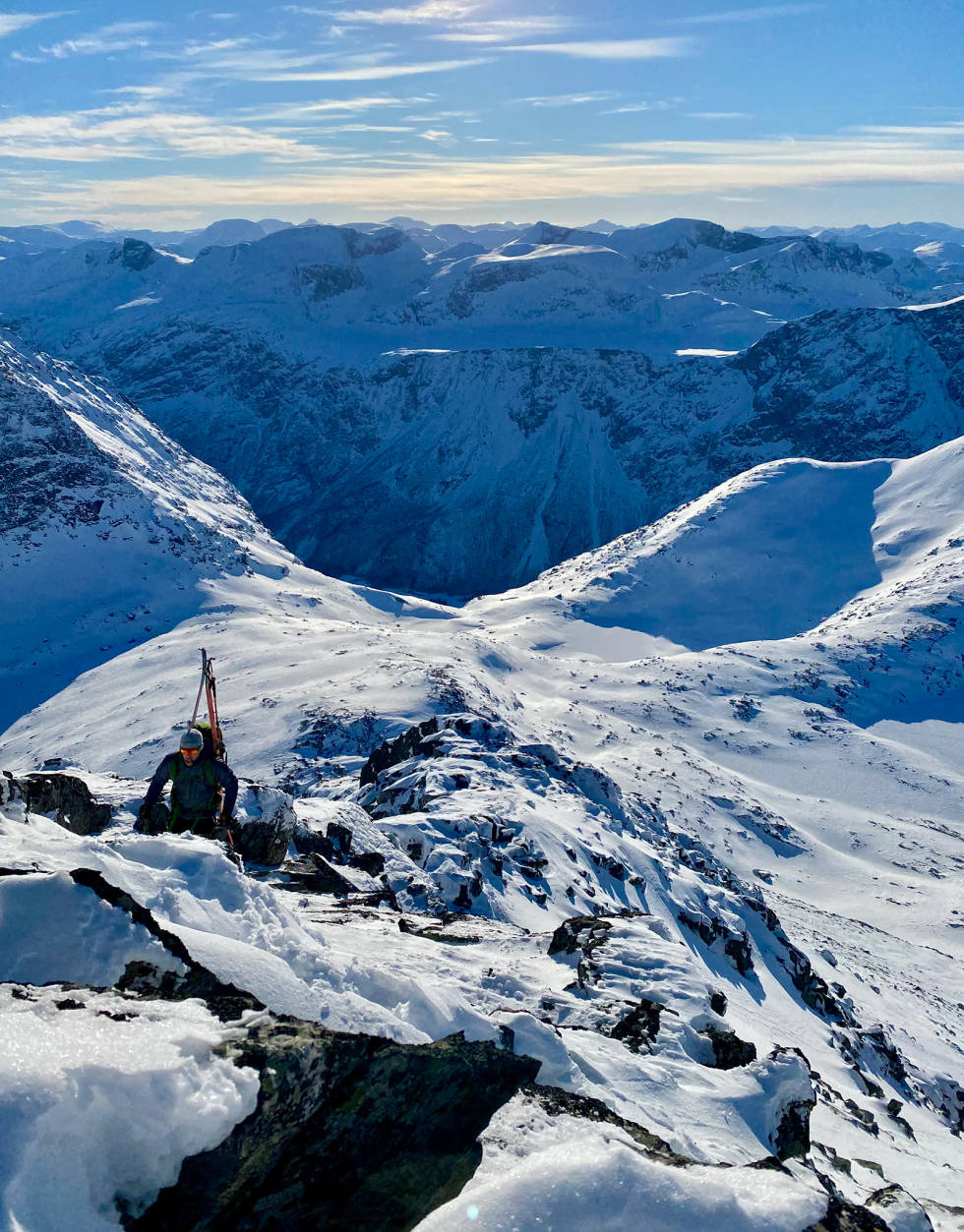 Jonas Rønningen på vei opp Venjetind-traversen lørdag 13. februar. Foto: Christoffer Kaurin Venjetind