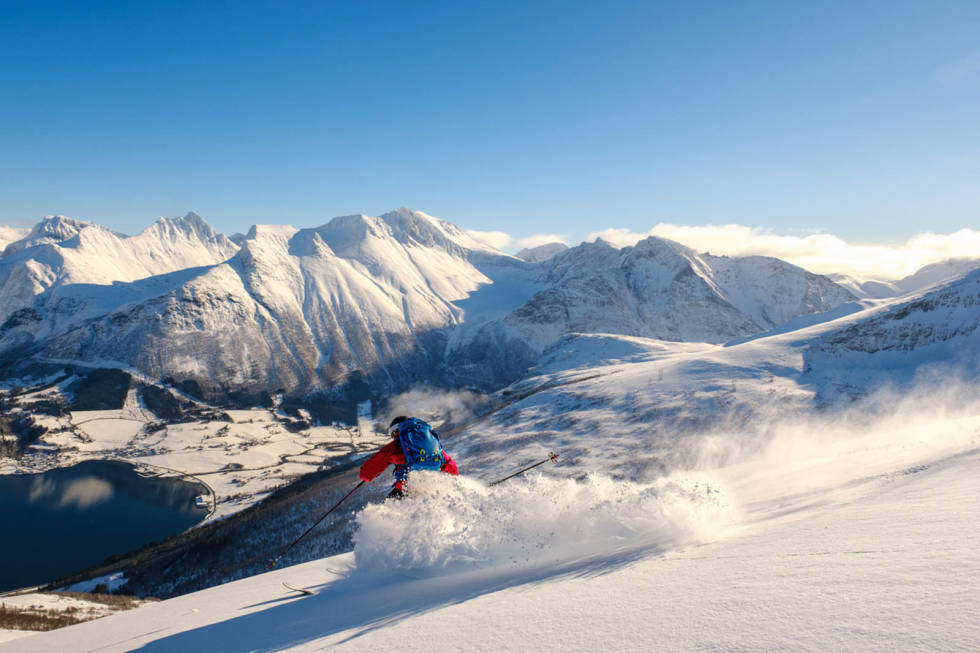 Bidrag til helgebilde-konkurransen: Noen ganger er det stang inn med både vær og føre. I går var en sånn dag i Romsdal! Skikjører: Martin Vold, Foto: Dag Stuan Romsdalen snø