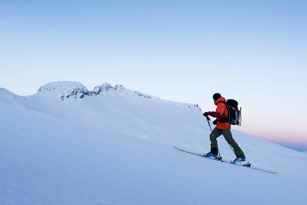 SKITUR: Her illustrert med en toppturist på vei opp et fjell. Foto: Martin Innerdal Dalen På skitur.