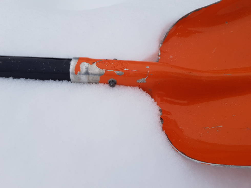 Eldre turspade med «hals» til feste av skaftet. Dette gir en konstruksjonsmessig utfordring gjennom materialtrøtthet og brudd i overgangen mellom hals og blad dersom metallet i bladet ikke er kraftig nok. I praksis betyr dette at dersom spaden skal være sterk nok, må det være tykkere gods i bladet og dermed en tyngre spade. Foto: Christer Lundberg Nes Turspade skaft