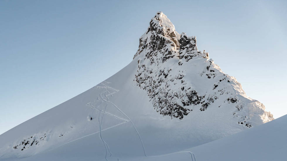 Vært fantastiske forhold i Sunnmørsalpene i helgen og det har bitt utnyttet til det fulle! Her nyter Eivind Hvistendahl pudder under Kolåstinden. Foto: Emil Neby. Kolåstinden