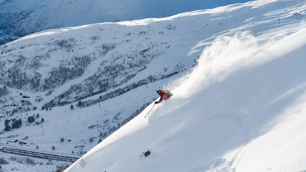 Vi var en gjeng som var i Stranda skisenter og utnyttet det ferske snøfallet søndag 21. januar. Skikjører er Niels Sole Semb og fotograf Emil Neby. Stranda