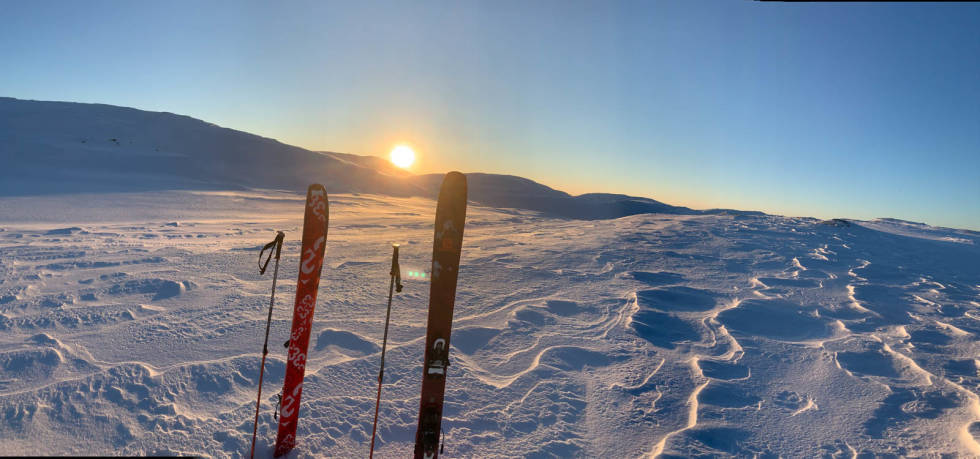 Alenetopptur til Skåldalsfjellet 719 moh. Gikk ut døren hjemme i Arna og satte kurs kl07, møtte soloppgangen på toppen. Nesten skiinskiout fra inngangsdøren. Gullfjellet i bakgrunnen. Bergen kan vinter i år. Foto: Endre Elsaas Skåldalsfjellet