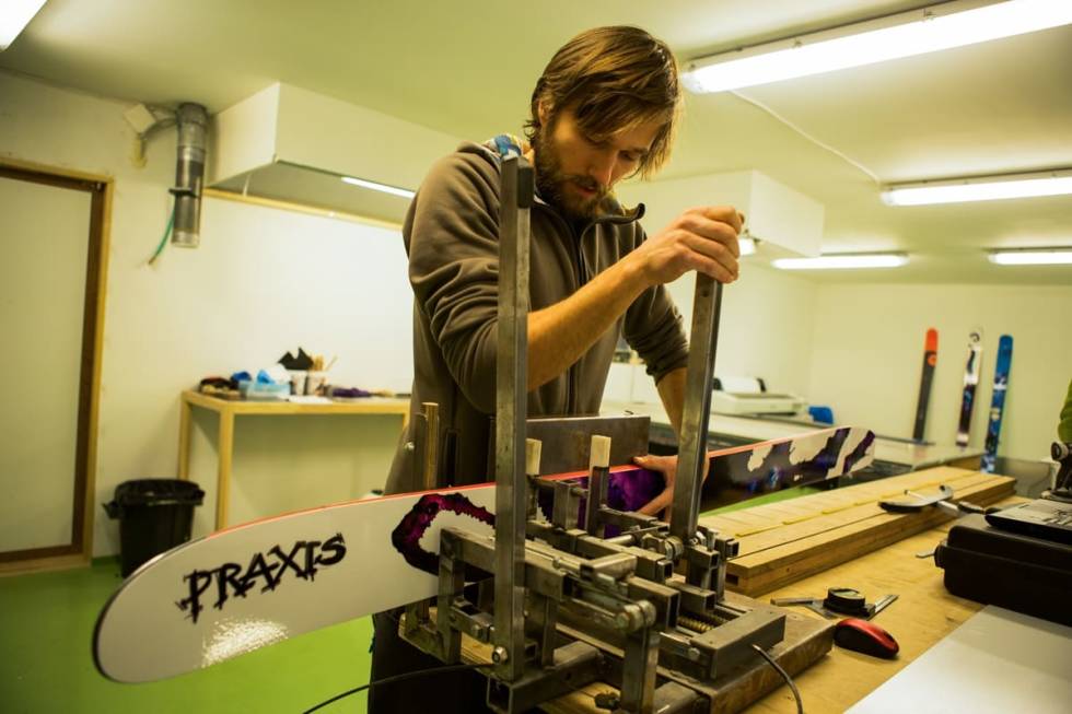 MÅLES: I tillegg til å testes på snø gjøres det også grundige måler av skien. Foto: Tore Meirik Skitester Endre Hals måler ski