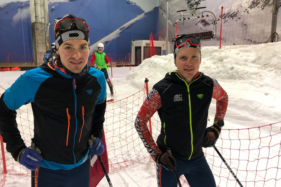 PÅ TOPPEN: Vegard Øie og Hans-Inge Klette på toppen av skianlegget. Foto: Anders Holtet Everesting Snø
