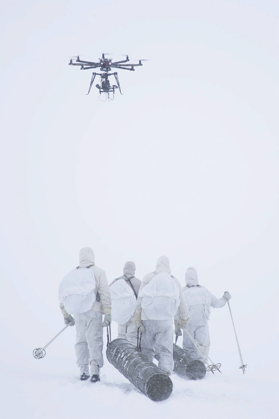 HVIT KRIG: Bare en lavt- flyvende moderne filmdrone røper at dette bildet ikke er tatt i den beryktede i 42/43-sesongen. Foto: Thomas Kleiven Kampen om tungtvannet