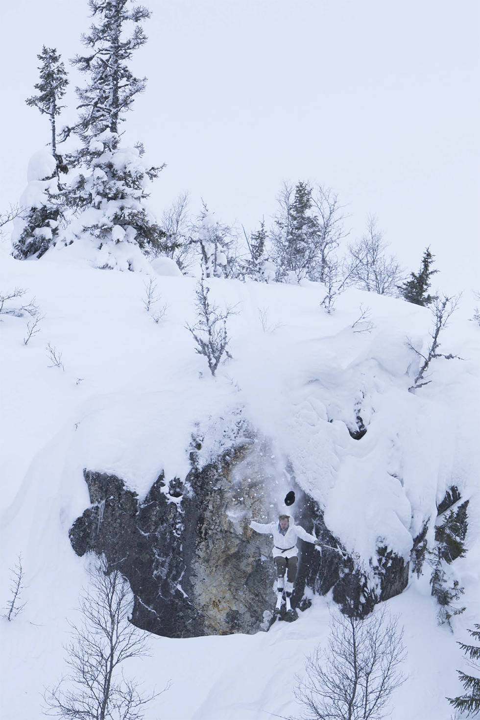 INGEN HJELM: Gutta på skau- en brukte ikke hjelm. Derfor må Espen Arnesen la lua falle da han går inn for et planlagt fall til ære for kameraene. Foto: Thomas Kleiven Kampen om tungtvannet