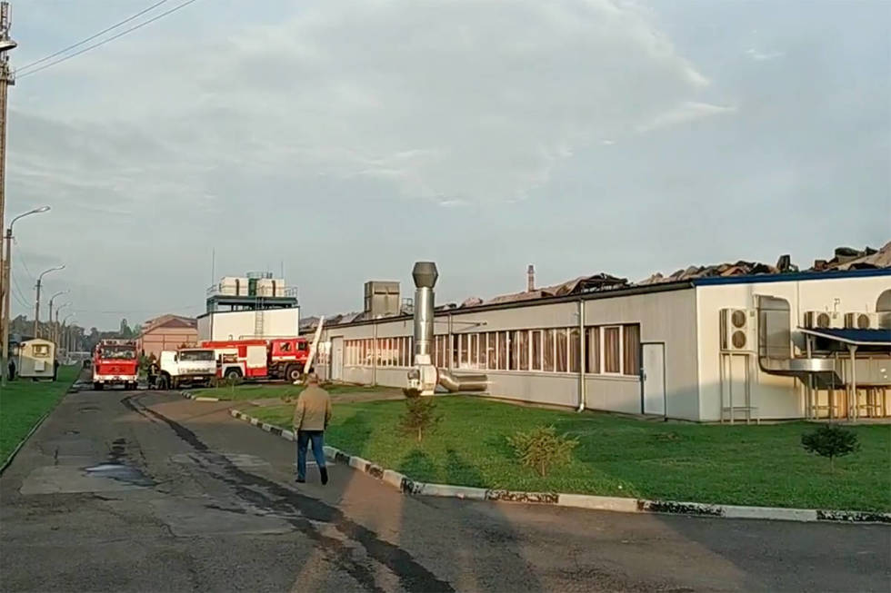 BRANN: Her er brannvesenet på fabrikken i Ukraina. Foto: Skjermdump Fischer