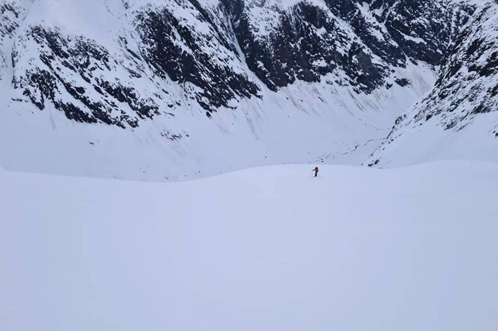 TUREN: Her er følget på vei opp mot Skardnipa, Snauedalen i bakgrunnen. Foto: Geir Orrestad Fjærlandsfjorden rundt