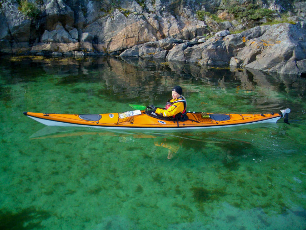 IDYLL: Åsa glir inn i en vik på Bjørøya med smaragdgrønt vann og en kritthvit strand. Foto: Lars Larsson IDYLL: Åsa glir inn i en vik på Bjørøya med smaragdgrønt vann og en kritthvit strand. Foto: Lars Larsson