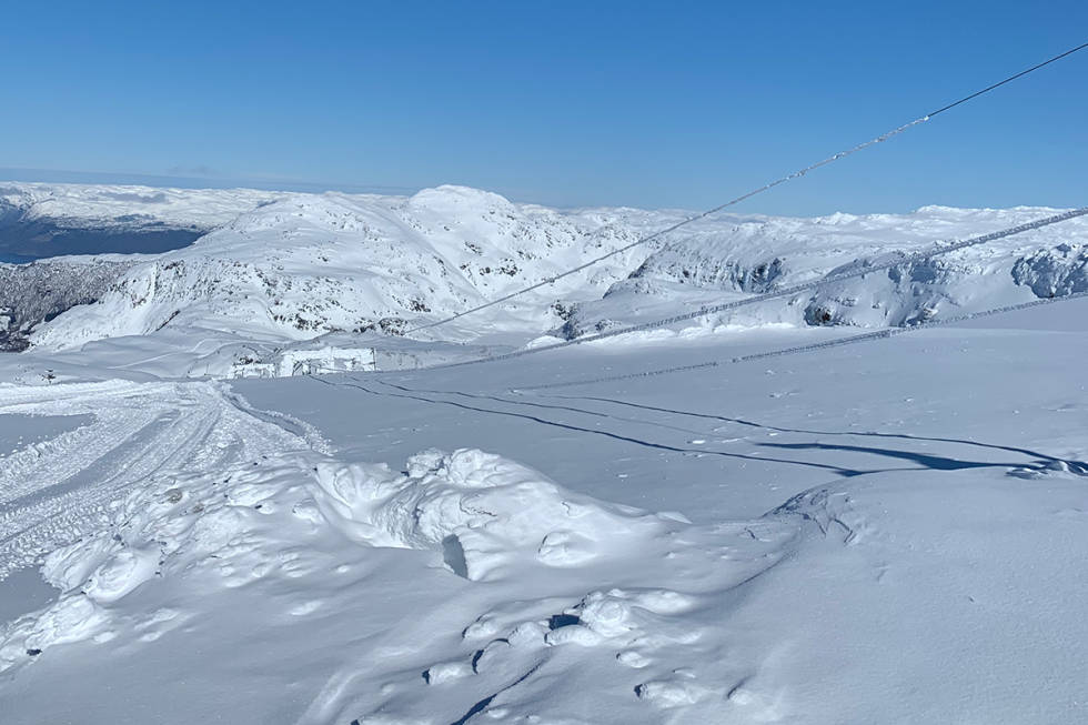 REKORDSTORE MENGDER: Michael Iversen sier det har kommet rekordstore mengder snø. Foto: Michael Iversen Folgefonna