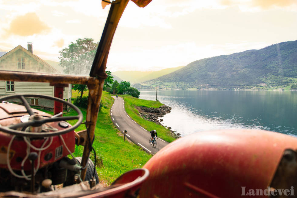 IDYLL: Gamleveien langs Lustrafjorden er fullstendig forlatt, og et glemt paradis i fjordnorge. gino-24
