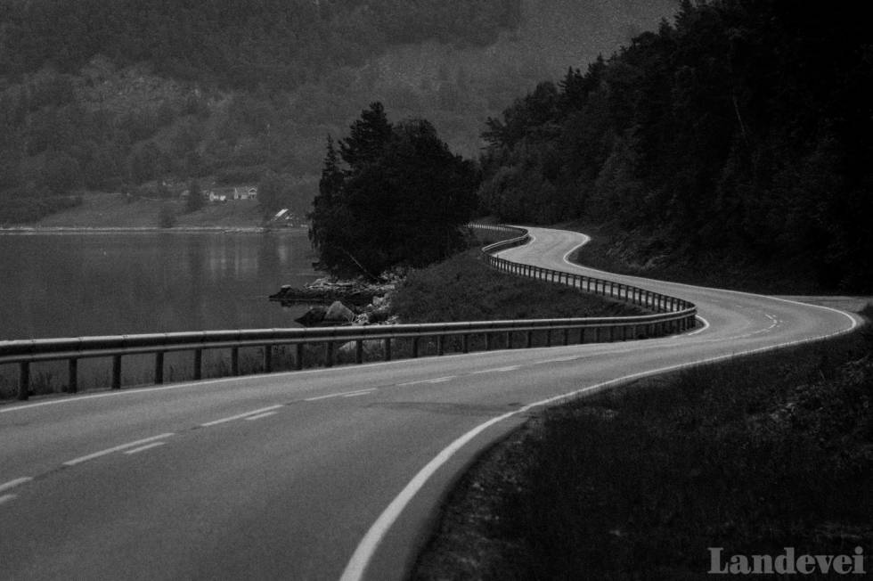 ORM: Langs fjordene går veien som ormer i terrenget. Der jaget vi som gale. gino-3