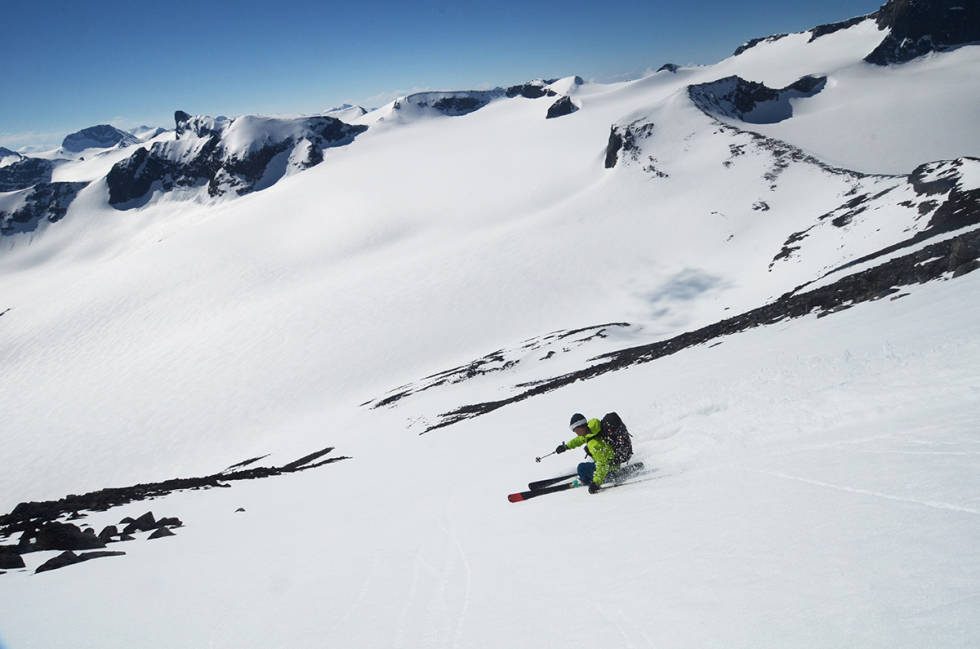 NEDKJØRINGEN: Galdhøpiggen byr på fantastiske 2000 meter med nedkjøring. Her er Stian Hagen på vei ned fra fjellet en maidag. Foto: Erlend Sande Stian Hagen på Galdhøpiggen