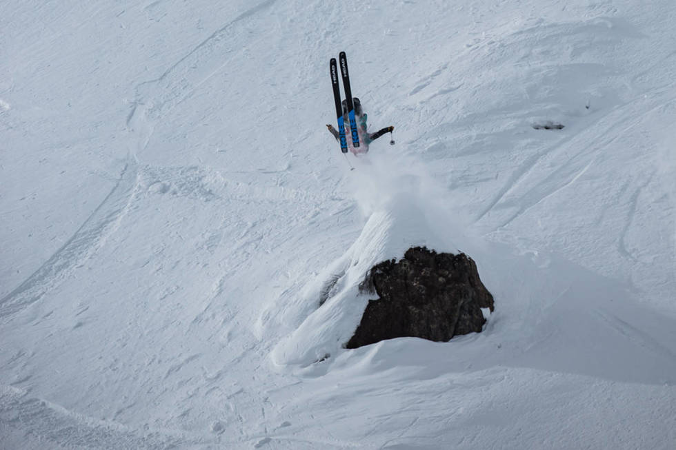STOR BACKFLIP: Hedvig Wessel landet en stor backflip i sitt run i Japan i fjor. Foto: Freeride World Tour / Dom Daher Hedvig Wessel