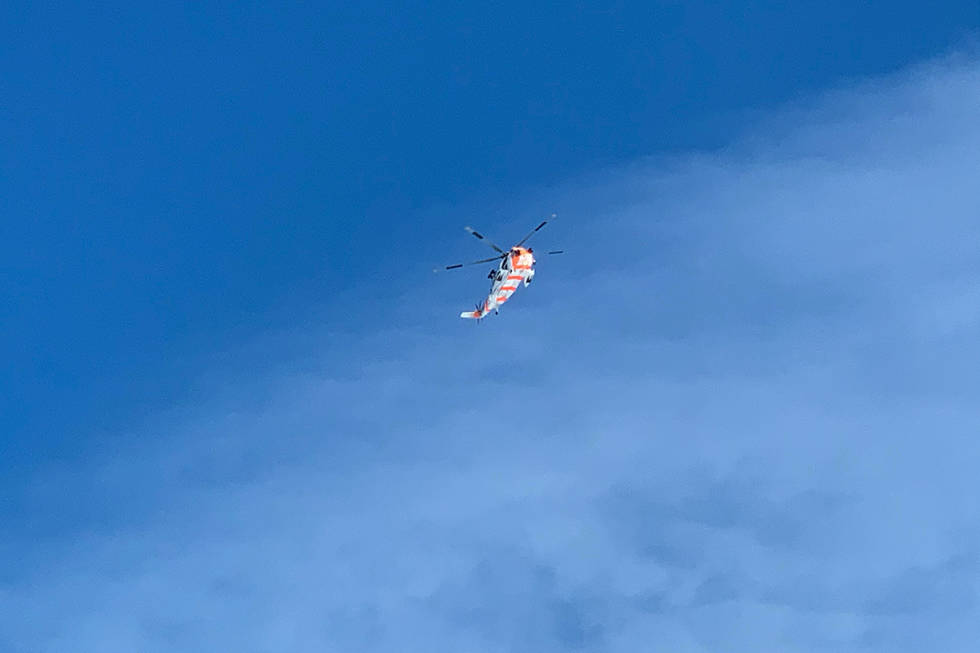 LETEAKSJON: Det ble satt i gang en større leteaksjon. Her er helikopteret over området søndag. Foto: Kristoffer Kippernes Snøskred Oppdal