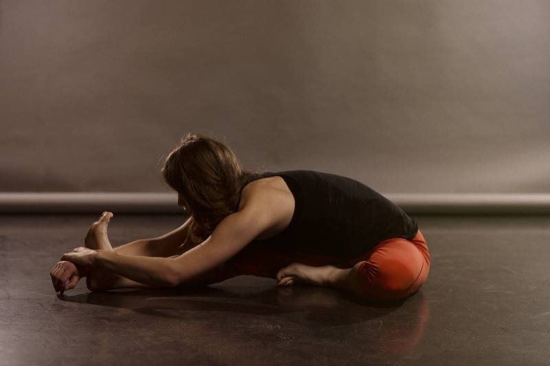 HODET-TIL-KNE: Strekker ryggen, bakre siden av lår og glutealmusklene. Beroligende og kan senke blodtrykket. Foto: Kristoffer Kippernes Hodet til kne
