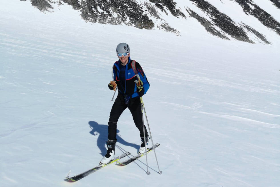 UNDERVEIS: Her er han underveis i den 13 og en halv time lange turen. Foto: Vegard Fredheim Høgruta i Jotunheimen