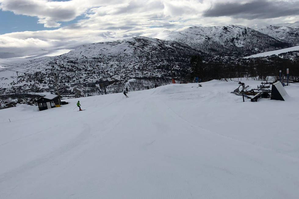 GOD PLASS: Med unntak av noen treningsgrupper var det god plass tirsdag morgen. Foto: Anders Holtet Hovden alpinsenter