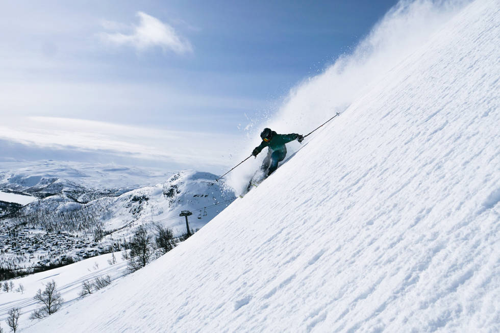 AKTIVITET: Hovden skisenter skulle etter planen holde åpent lørdag. Det ble skrinlagt. Lørdag måtte de lokale ta beina fatt istedenfor for å få utnyttet skiforholdene. Foto: Robbin Tiller Hovden skisenter