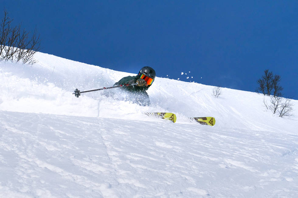 PUDDER: Det har snødd godt på Hovden de siste dagene, og flere fant frem skiene for å nyte nysnøen. Foto: Robbin Tiller Hovden skisenter