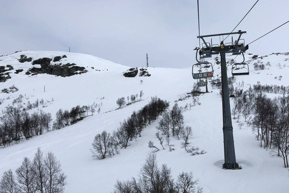 HOVDEN: Denne skiheisen i Bykle skal etter planen gå til etter 17. mai. Holder snøen, kan det bli enda lenger. Foto: Anders Holtet Hovden alpinsenter