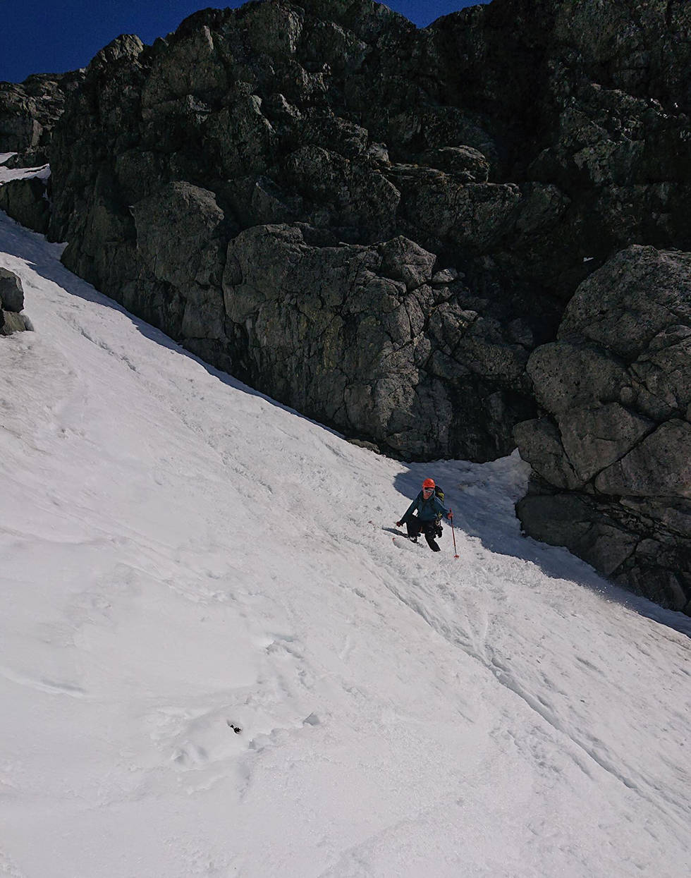 AUSTABOTNTIND: På vei ned en renne på Austabotntind. Foto: Erlend Sande Topptur Hurrungane