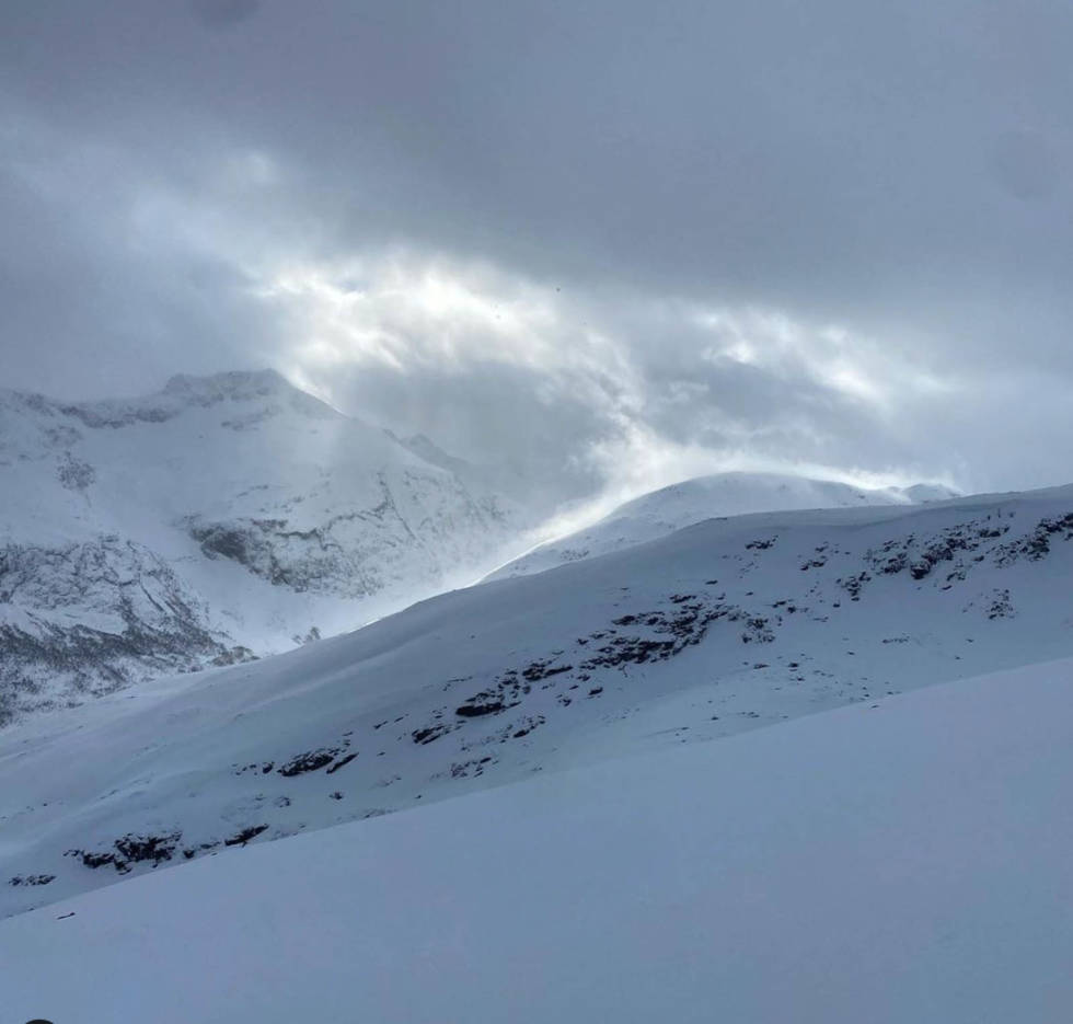 Threading knee-deep up Tinden (1265; view towards Bolten). Friyay. Foto: Iben Aanes Stranda