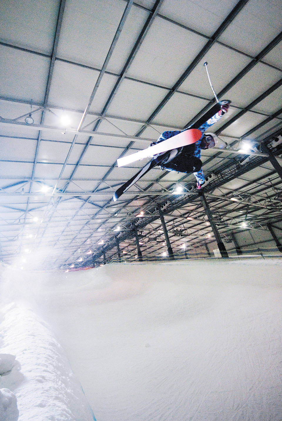 KVALITETSPIPE: Fritjof Fredricsson svever over verdens første innendørs halfpipe. Det tyske, østerrikske og sveitsiske landslaget har vært her på treningssamling. Foto: Vegard Breie Halfpipe innendørs.