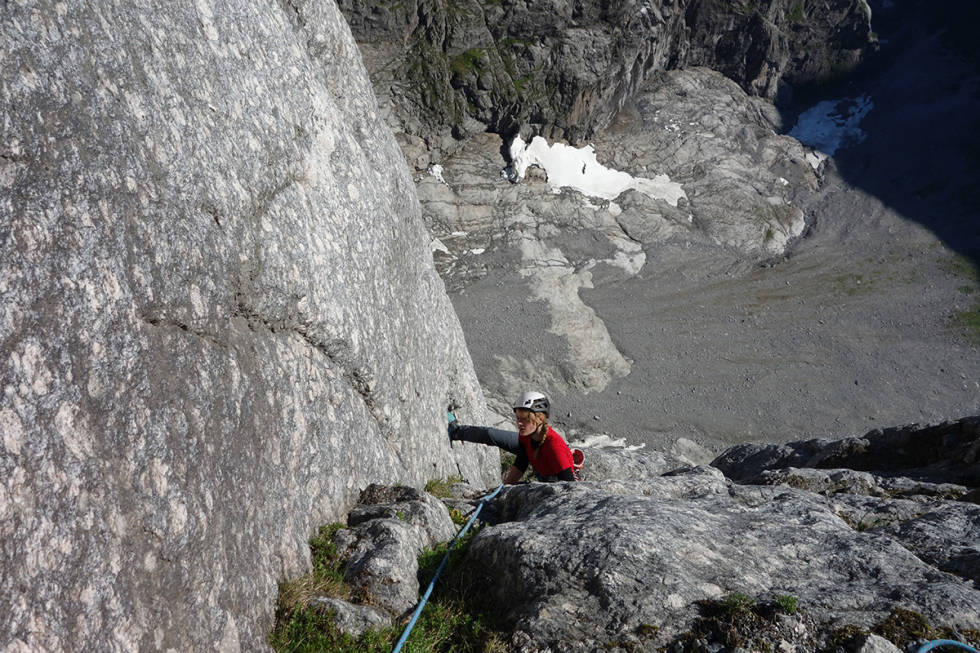 DAG TO: På dag to måtte hælen brukes kreativt for at Jannike skulle greie å bevege seg opp veggen. Foto: Sindre Sæther Jannike Svensvik Trollveggen