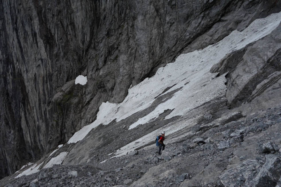 ANMARSJ: Anmarsjen opp til veggen er mye lengre enn mange tror, og introsvaet lengst oppe i ura regnes som det mest utsatte partiet. Foto: Sindre Sæther Jannike Svensvik Trollveggen