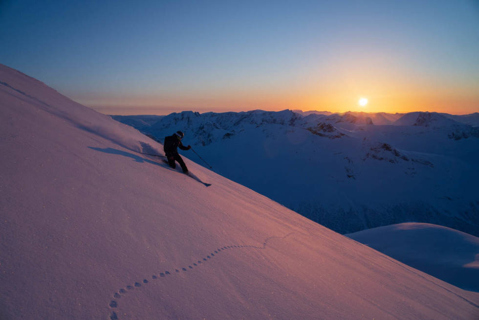 Her kommer Johan Braathen cruisende på telemark ned Skårasalen i solnedgangen. Foto: Ludvik Braathen Skårasalen