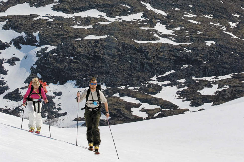 VÅR: Med oppbretta ermer i solsteika på veg opp frå Leirdalen mot 2003 meter høge Skagsnebb. Foto: Olav Haugaløkken Topptur i Jotunheimen