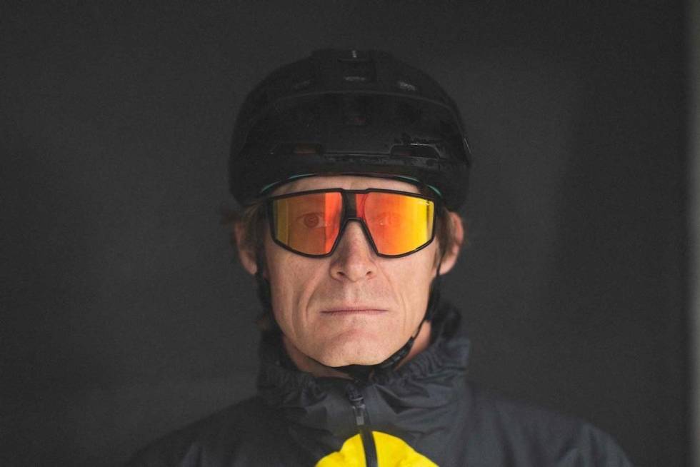 GULL-BRILLER: Julbo Fury er de eneste brillene i testen med speil i glassene. Foto: Kristoffer H. Kippernes Julbo Fury Reactive 1-3 solbrille