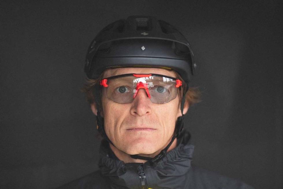 ULTIMATE? Julbo Ultimate har tradisjonell sykkelbrille-design og fleksible ørestenger. Foto: Kristoffer H. Kippernes Julbo Ultimate Reactive 0-3