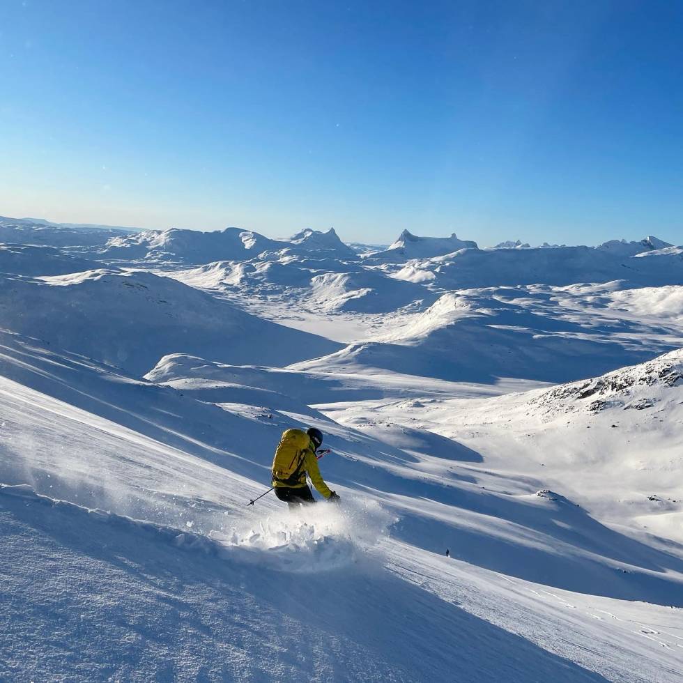 Torje Helland Graff setter en februarpuddersving på Galdebergtiden med majestetisk utsikt over Jotunheimen. Foto: Julia Fieler Jotunheimen