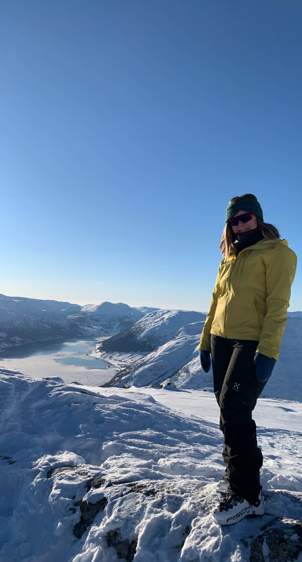 Bilete er tatt av meg Juliet Navarsete, bilete er av Britt Eva Heggheim som nyt ein topptur på fjellet Isdronninga i Jølster som ligg i Sunnfjord kommune. Her poserar ho som den dronninga ho sjølv er. Dagen og turen var heilt nydeleg..saturday well spent Isdronninga