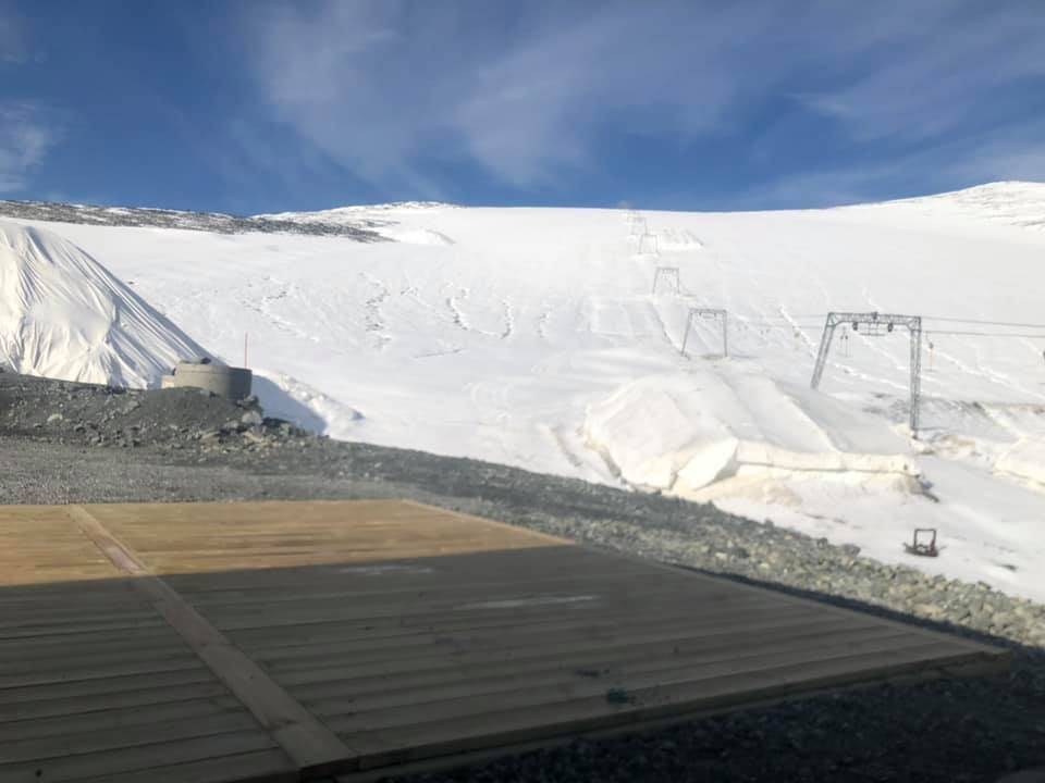NÅ: Slik ser det ut på Galdhøpiggen Sommerskisenter nå. Foto: GPSS Galdhøpiggen Sommerskisenter