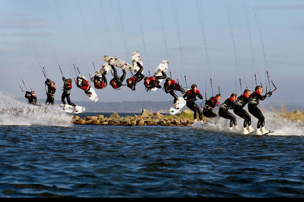 WAKESTYLE: Det ekstra momentet fra wakeboardbindingene kommer godt med når Petter Johnsen legger seg inn i en s-bend to fakie. Foto: Christian Nerdrum Kitetriks