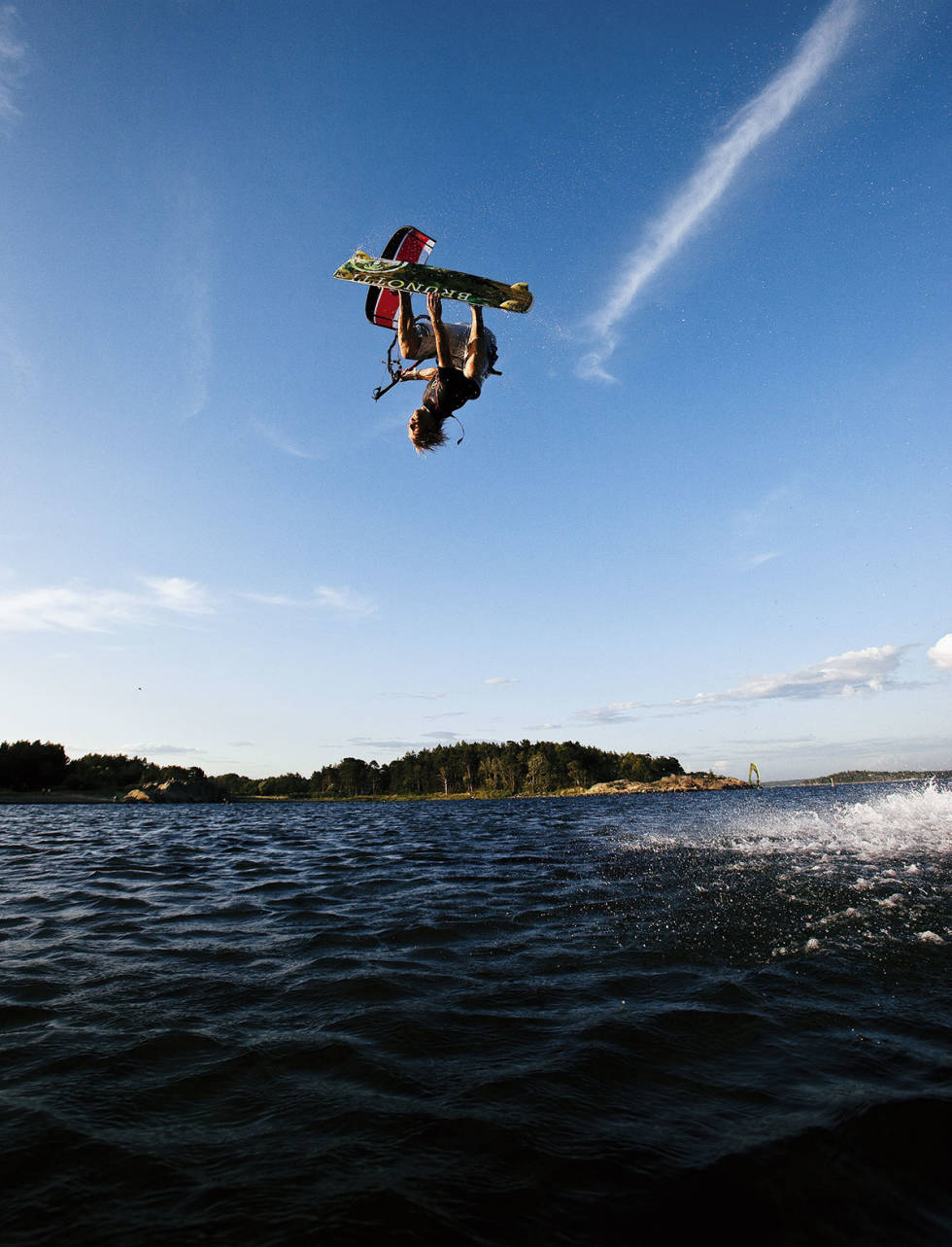HAT OG ELSK: Det finnes et utall varianter rundt backrollen, men om det uskjelte trikset gjøres som Sigve Botnen demonstrerer holder de fleste kjeften. Foto: Christian Nerdrum Kitetriks