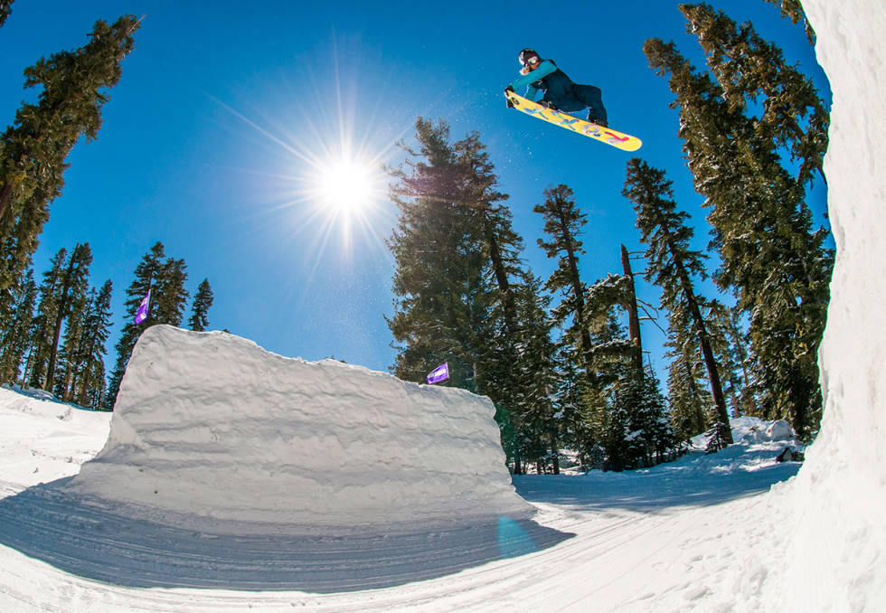 «Sierra at Tahoe-session med Jamie Anderson og jentene. Dobbel tail for å få strukket litt ut.» Foto: Kyle Beckmann Kjersti Buaas med Jamie Anderson